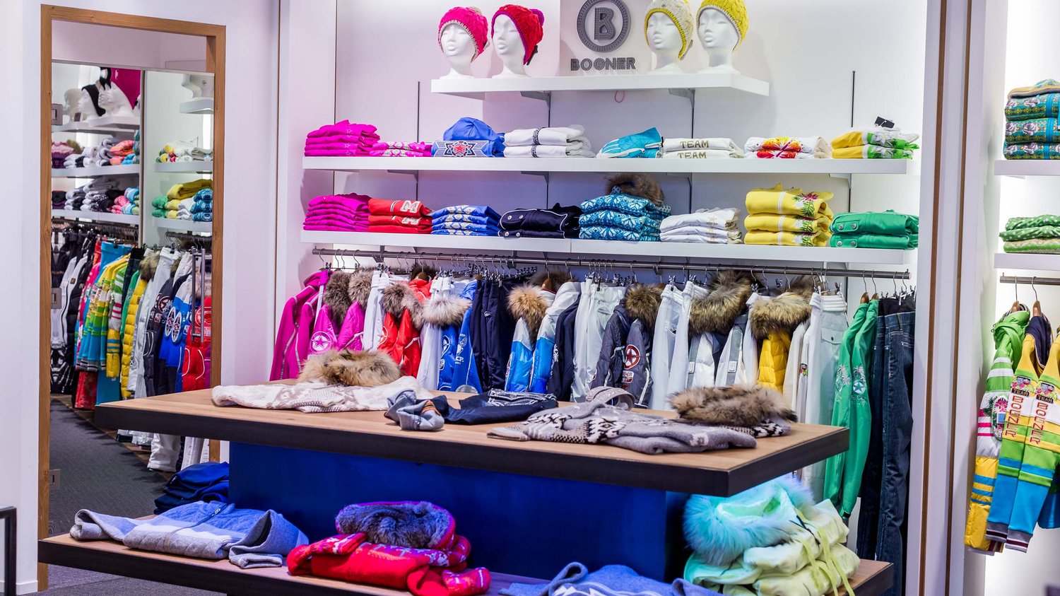 Samnaun: ski helmets, ski service, and more Samnaun: ski helmets, ski service, and more